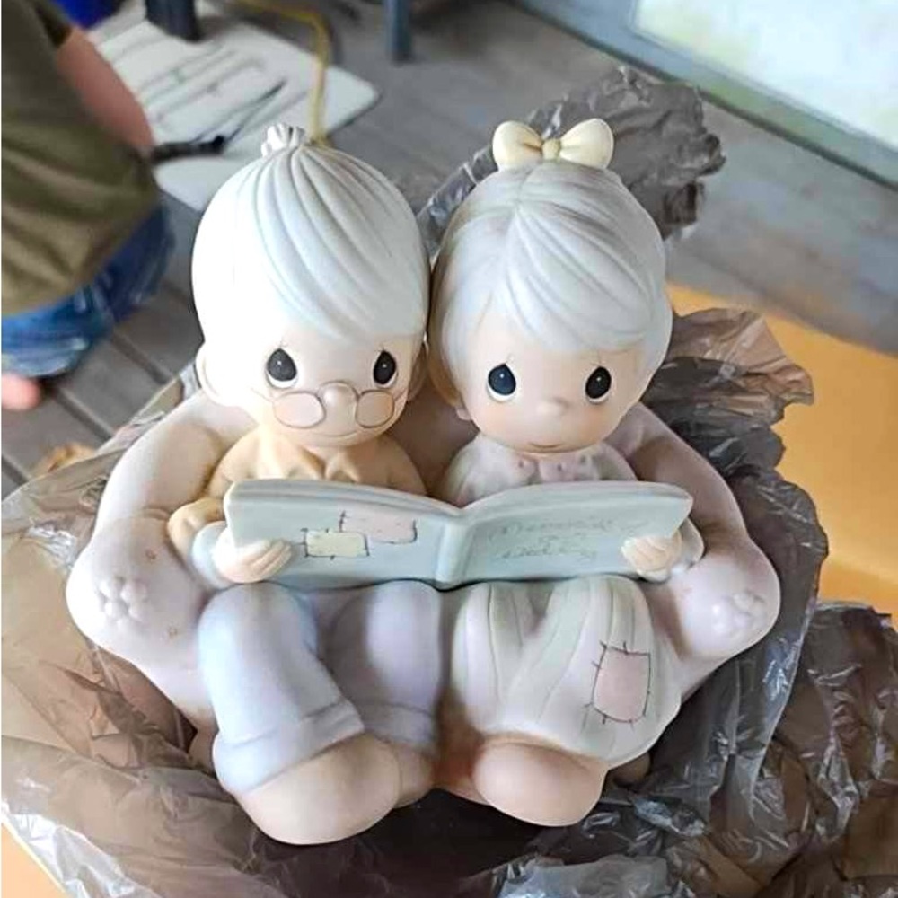 Discontinued 1987 Precious Moments "Memories of our Wedding" 106763 - Retired